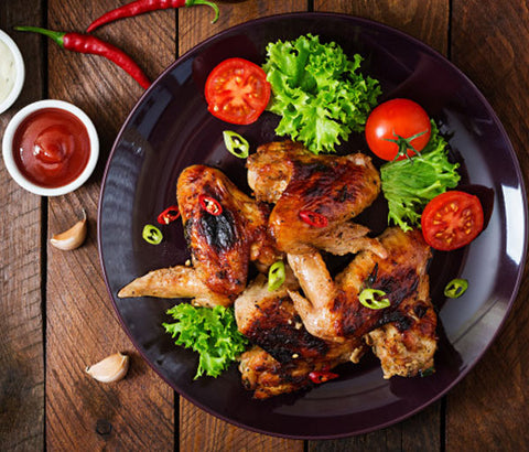 Aile de poulet frit. +Crudités.