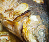 Carpe poisson d'eau douce braisé. + légumes verts